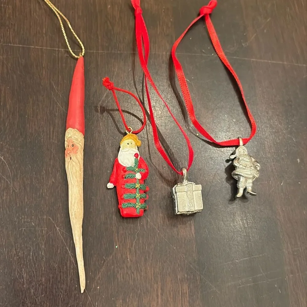 Set of 4 miniature ornaments Santa present
